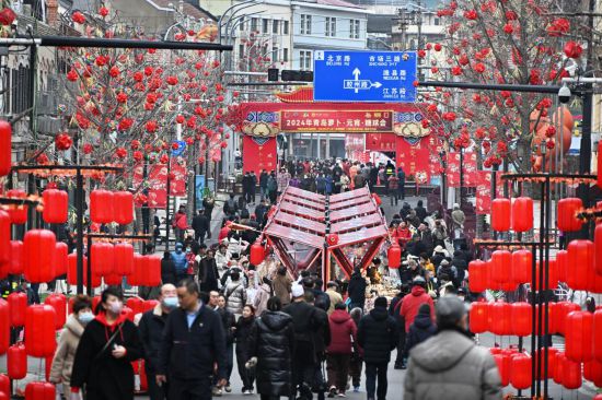 2024年2月18日，游客在2024年青島蘿卜·元宵·糖球會(huì)上消費(fèi)、游玩。新華社記者李紫恒攝