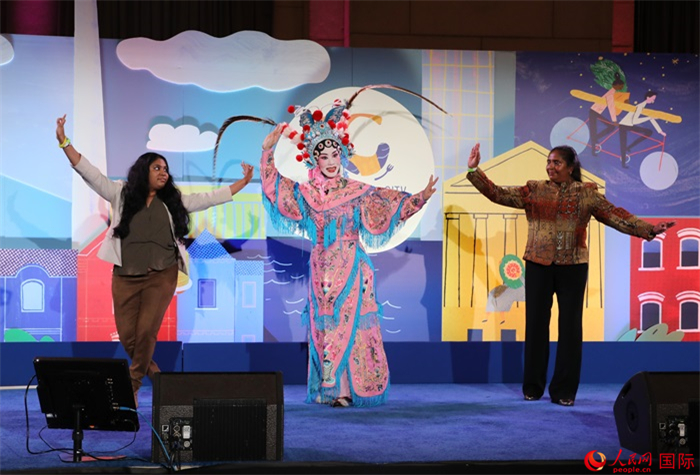 當?shù)厝A人京劇社團的青年演員現(xiàn)場表演京劇選段，并與現(xiàn)場觀眾近距離互動。人民網記者 李志偉攝