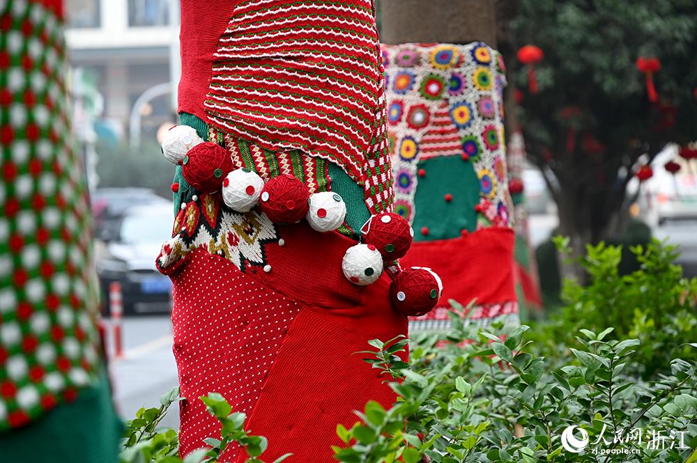 杭州市拱墅區(qū)獅虎橋路上的行道樹“穿”上了新裝。人民網(wǎng) 葉賓得攝