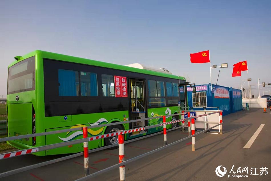 淮安市客總汽車運輸有限公司調(diào)集兩部車況最佳“核酸采樣流動車”，組建黨員“先鋒崗”。紀星名攝