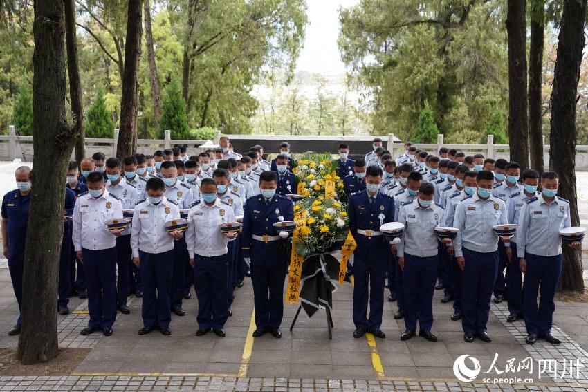 涼山州森林消防支隊駐西昌全體消防救援人員一同前往西昌市烈士陵園舉行紀念活動。樊文淵攝