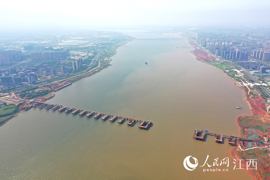 航拍九龍湖過江大橋，該橋是南昌第七座跨贛江通道。 人民網(wǎng) 時(shí)雨攝