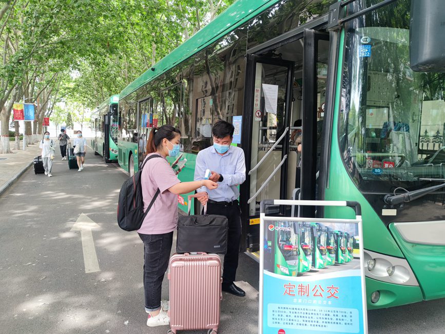 公交車從校園宿舍樓下出發(fā)，直達鄭州火車站和鄭州東站。崔晨攝