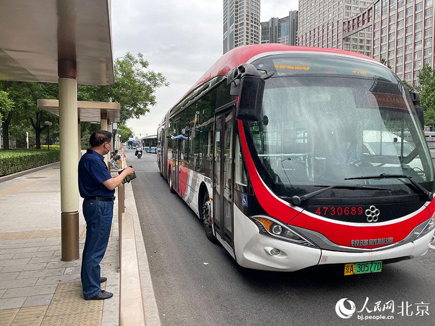 北京1路公交車駛進八王墳西站，此前各路公交經(jīng)過該站時均甩站通過，今起該站回復(fù)正常上下客。人民網(wǎng) 尹星云攝