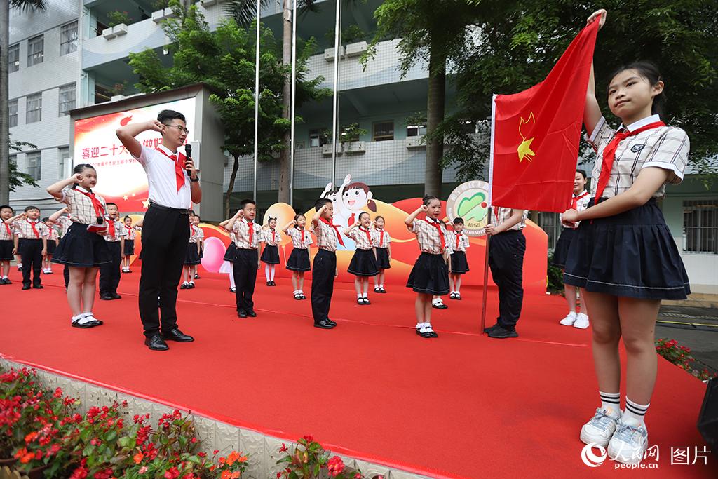 5月31日，在廣西壯族自治區(qū)南寧市民主路小學(xué)，學(xué)校大隊(duì)輔導(dǎo)員帶領(lǐng)少先隊(duì)員呼號(hào)。人民網(wǎng)記者 嚴(yán)立政攝