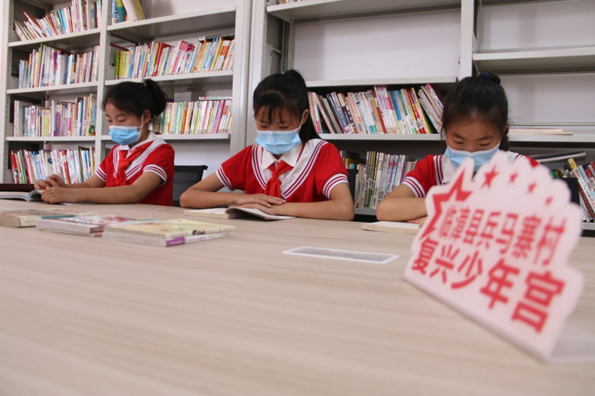 河北省臨漳縣柏鶴集鄉(xiāng)兵馬寨村復興少年宮，孩子們在閱覽室讀書。 申志好攝