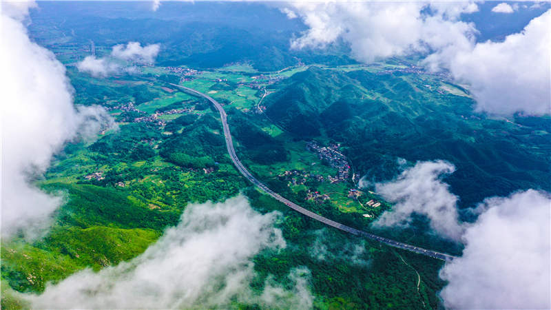 湖南省常寧市廟前鎮(zhèn)泉井村，云霧繚繞，青山蒼翠，公路蜿蜒，秀美如畫。周秀魚春攝