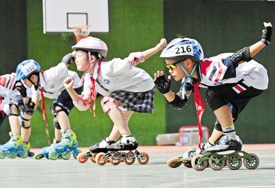 6月23日，邯鄲市邯山區(qū)實(shí)驗(yàn)小學(xué)的學(xué)生在練習(xí)輪滑。 當(dāng)日是國際奧林匹克日，該小學(xué)開展了“我運(yùn)動(dòng)、我健康、我快樂”為主題的體育活動(dòng)，通過足球、籃球、武術(shù)、輪滑、擊劍等運(yùn)動(dòng)，讓學(xué)生們享受運(yùn)動(dòng)健身的快樂，感受運(yùn)動(dòng)的魅力。 河北日?qǐng)?bào)通訊員 郝群英攝