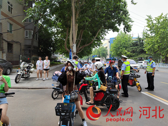 石家莊交警在查處非機動車違章。人民網(wǎng)祝龍超攝