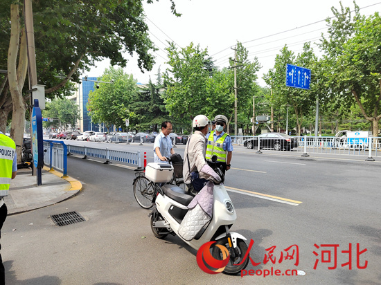 石家莊交警在查處非機動車違章。人民網(wǎng)祝龍超攝