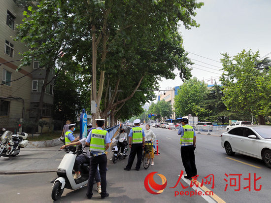 石家莊交警在查處非機動車違章。人民網(wǎng)祝龍超攝