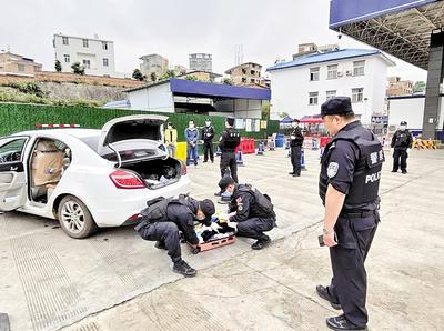 圖為民警對重點(diǎn)車輛是否攜帶毒品進(jìn)行檢查。省禁毒委供圖