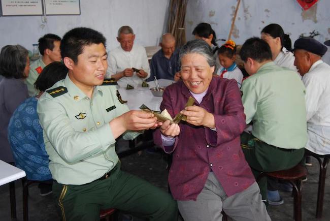 趙德恒與孤寡老人共度端午佳節(jié) 。 濱州市公安局海岸警察支隊(duì)岔尖派出所供圖