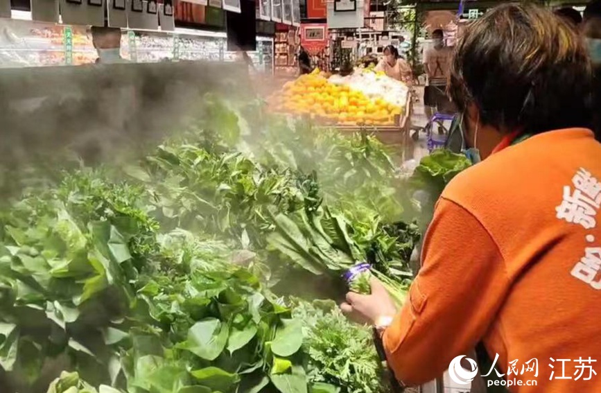 在大潤發(fā)長江北路店里，果蔬、肉蛋等生活必需品種類齊全，供應(yīng)充足，市民正有序選購。無錫市委網(wǎng)信辦供圖