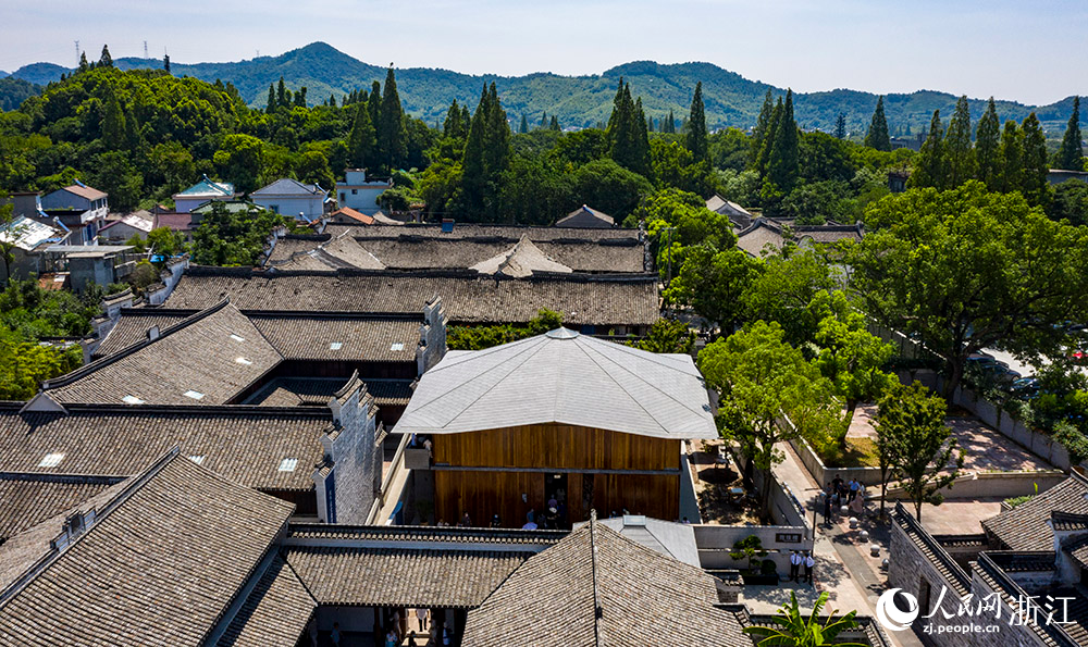 7月23日，空中俯瞰位于寧波市江北區(qū)慈城鎮(zhèn)的抱珠樓。人民網(wǎng) 章勇濤攝