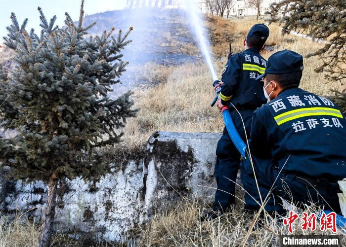 12月6日，布達(dá)拉宮消防救援大隊(duì)在布達(dá)拉宮山體林草區(qū)域開展?jié)窕ぷ鳌！㈣?攝