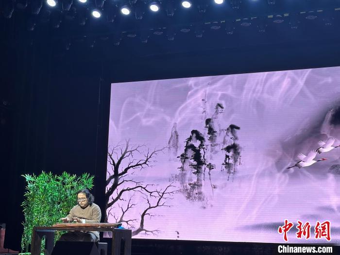 閩派古琴名家陳志強演奏一曲《流水》。　張麗君 攝