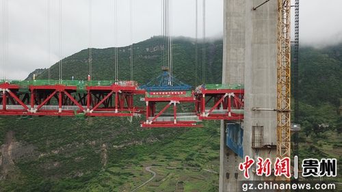 5月30日，貴州習(xí)水，世界山區(qū)峽谷第一高塔懸索橋——赤水河大橋最后一節(jié)鋼桁梁正在拼裝。赤水