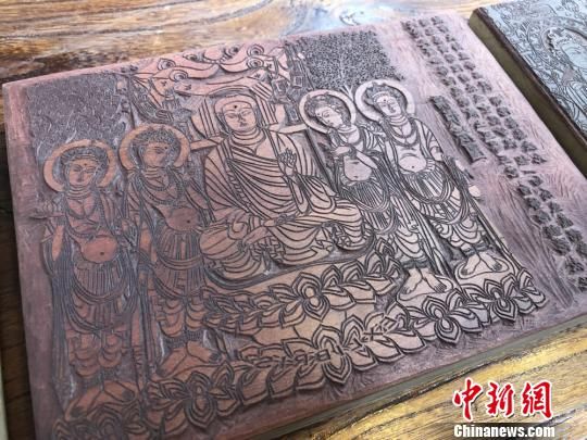 圖為創(chuàng)作的敦煌壁畫題材的雕刻作品?！⌒煅?攝