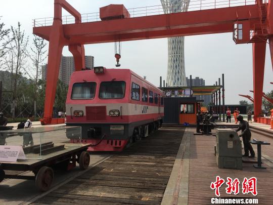 公園內的火車車廂與貨場龍門吊等工業(yè)遺跡?！「呒t超 攝