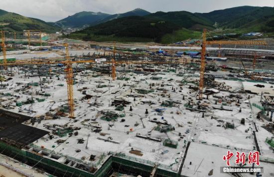 6月28日，航拍鏡頭下的河北張家口冬奧會(huì)太子城冰雪小鎮(zhèn)項(xiàng)目。太子城冰雪小鎮(zhèn)項(xiàng)目位于2022年冬奧會(huì)張家口賽區(qū)核心區(qū)，連接張家口賽區(qū)云頂和古楊樹(shù)兩個(gè)競(jìng)賽場(chǎng)館群，建成后將承擔(dān)賽時(shí)核心區(qū)配套保障功能，提供冬奧頒獎(jiǎng)、貴賓接待、交通換乘、休閑娛樂(lè)等服務(wù)，賽后將成為一座國(guó)際化四季度假小鎮(zhèn)。 中新社記者 楊艷敏 攝