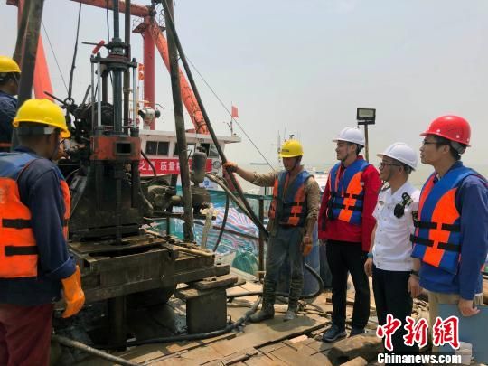 圖為勘察設(shè)計人員與常熟海事局執(zhí)法船在現(xiàn)場配合鉆探施工。　魏震 攝
