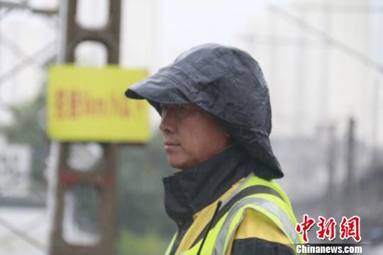 蘭州西工務(wù)段蘭州線路車間防護員雨中巡查?！⊥豕廨x 攝