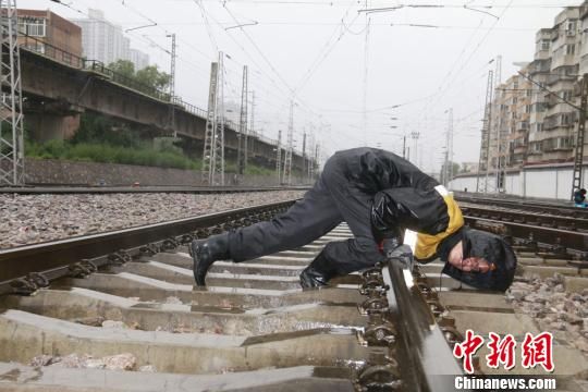 蘭州西工務(wù)段蘭州線路車間職工檢查線路幾何尺寸。　王光輝 攝