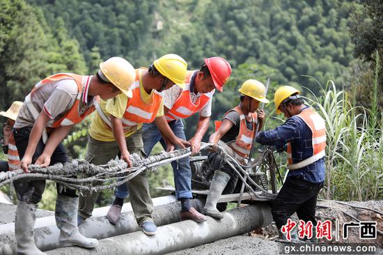 8月13日，融水苗族自治縣境內(nèi)的羅融二級(jí)公路施工路段，工人們正冒著37℃的高溫在進(jìn)行作業(yè)。