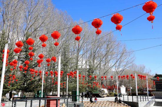 2月10日，古城拉薩宗角祿康公園紅彤彤的燈籠高掛，洋溢著濃郁的節(jié)日喜慶氛圍。