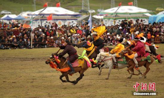 8月4日，四川理塘“八一”賽馬場上演一場精彩的馬術(shù)競技比賽，引來上萬民眾和游客觀賽。 中新社記者 劉忠俊 攝