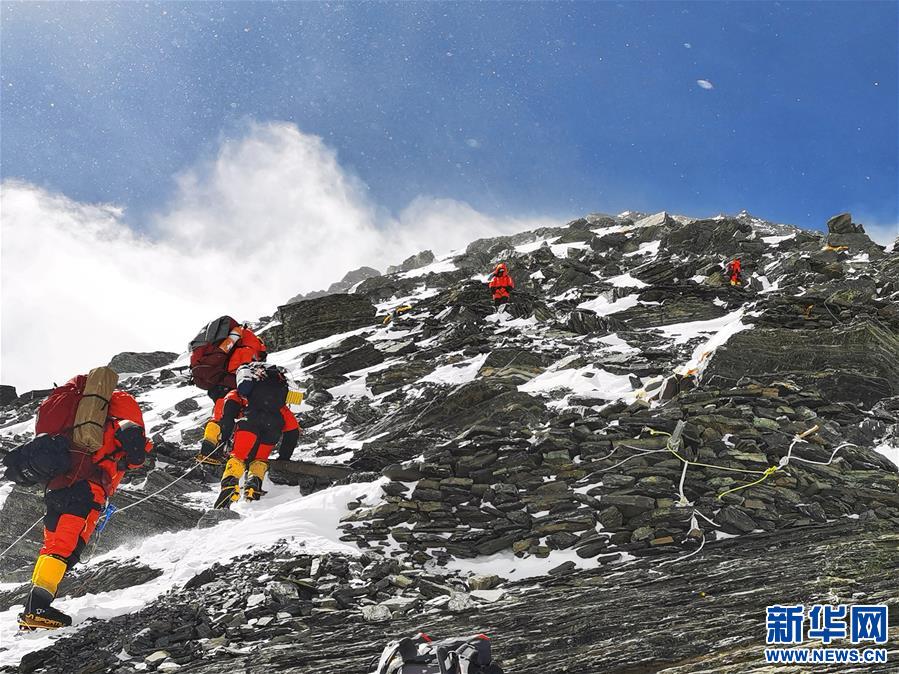 （新華視界）（3）2020珠峰高程測(cè)量登山隊(duì)向海拔8300米進(jìn)發(fā)