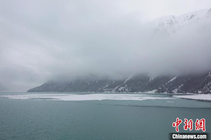 然烏湖春雪飄落?！∪轿木?攝