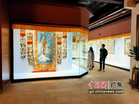 80余幅國家級(jí)非遺大師希熱布唐卡作品東莞展出。圖為展出的唐卡作品色澤鮮艷(徐倩 攝)