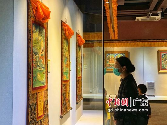 80余幅國家級(jí)非遺大師希熱布唐卡作品東莞展出。圖為充滿神秘色彩的唐卡作品吸引人駐足觀看(徐倩 攝)