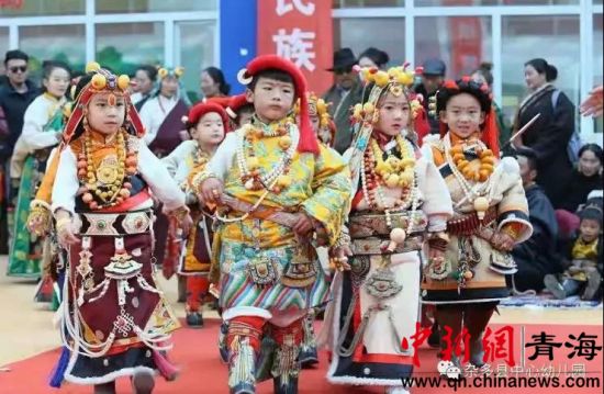 圖為雜多縣中心幼兒園開展了以“傳承非遺文化從我開始”為主題的親子活動暨首屆民間文化游戲節(jié)。