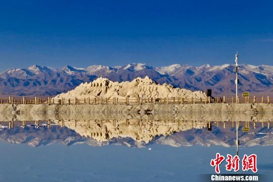 圖為“青海茶卡鹽湖”景區(qū)。（資料圖）　張?zhí)砀！z