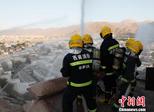 西藏布達拉宮進行火災撲救實戰(zhàn)演練為世界文化遺產筑牢“防火墻”