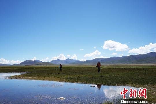 游客體驗(yàn)在藏徒步：一面是雪域美景，一面是城市巨變