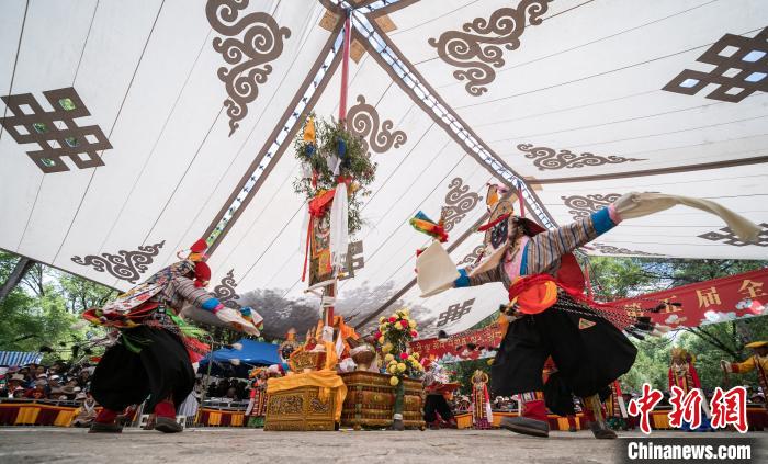 圖為2018年8月12日，西藏拉薩雪頓節(jié)期間，羅布林卡公園內(nèi)舉行的藏戲比賽吸引了眾多藏族民眾和國內(nèi)外游客前來觀看(資料圖)?！『闻罾?攝