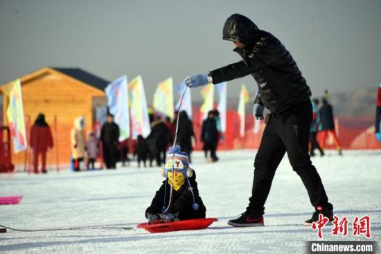 圖為市民戲雪。　丁凱 攝