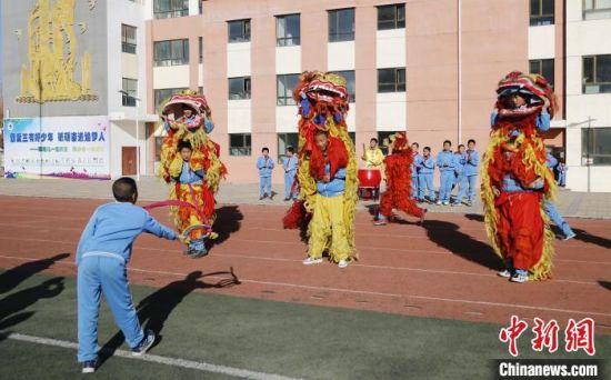 圖為西寧市陽(yáng)光小學(xué)學(xué)生參加舞獅社團(tuán)?！●R銘言 攝