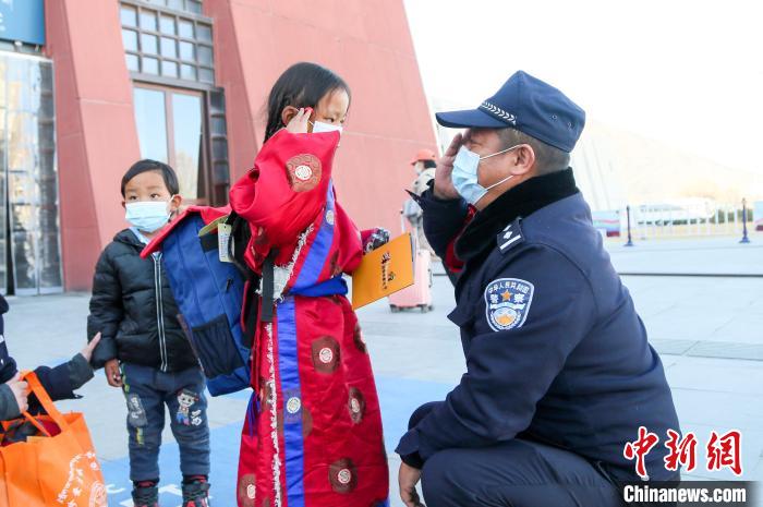 圖為小乘客向拉薩鐵路公安民警敬禮。　胡安鵬 攝