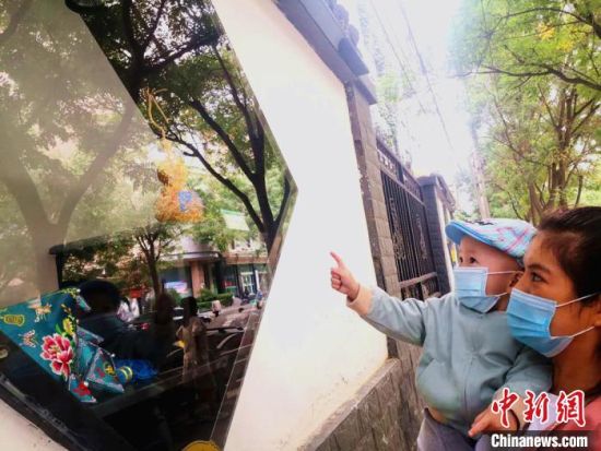 圖為蘭州市民在街頭觀賞刺繡和刻葫蘆的非遺展示。(資料圖) 史靜靜 攝