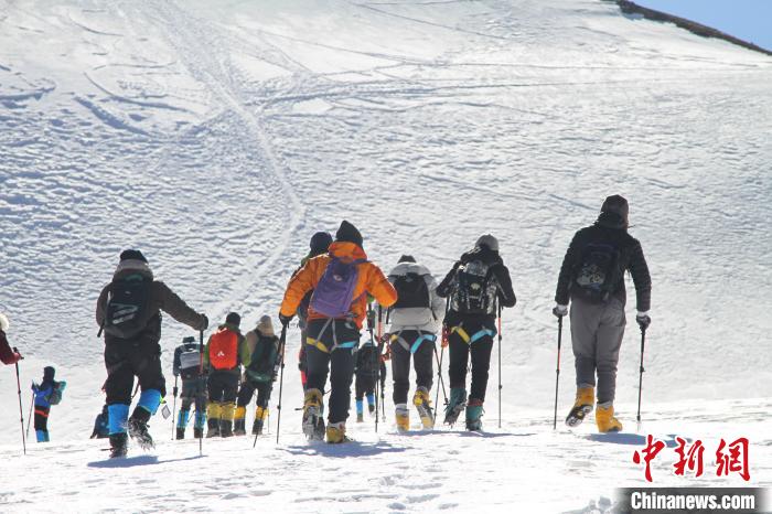 圖為2019年，普通民眾在洛堆峰體驗(yàn)登雪山活動(dòng)。資料圖 趙朗 攝