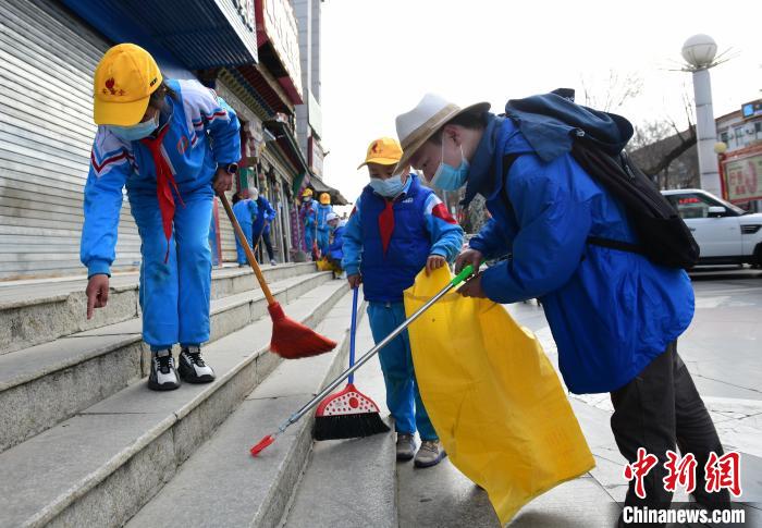 圖為拉薩市小學(xué)生打掃街道。　貢嘎來(lái)松 攝