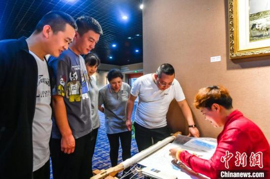 圖為南京市民觀賞湟源縣非遺產(chǎn)品制作?！′以纯h委宣傳部 供圖