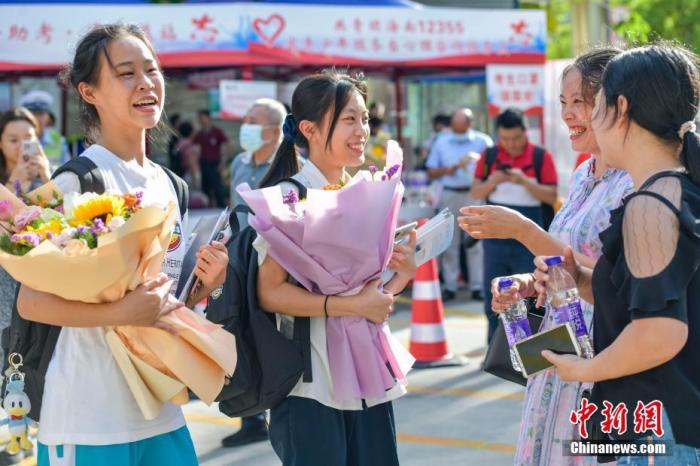 資料圖：6月10日，海南省?？谑泻Ｄ现袑W(xué)考點(diǎn)外，家長(zhǎng)為剛剛走出考場(chǎng)的考生送上鮮花。當(dāng)日，海南省2021年高考結(jié)束 。 <a target='_blank' ><p  align=