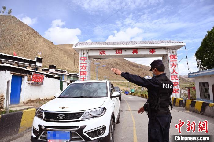 圖為移民管理警察示意司機(jī)停車接受檢查。　趙朗 攝