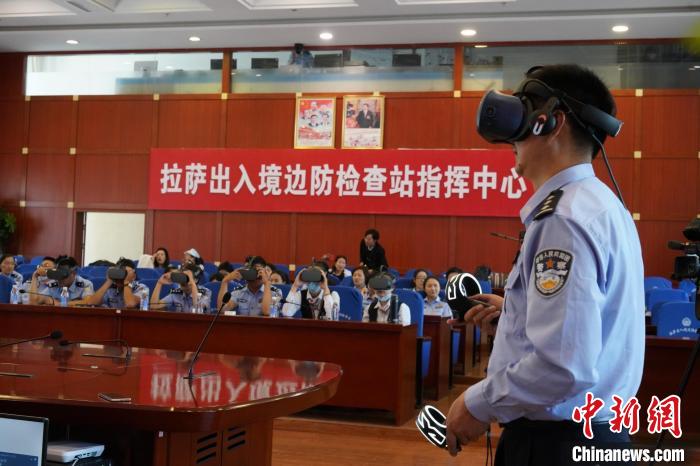 圖為移民管理警察、機場工作人員等體驗VR學(xué)黨史。　郇詠 攝